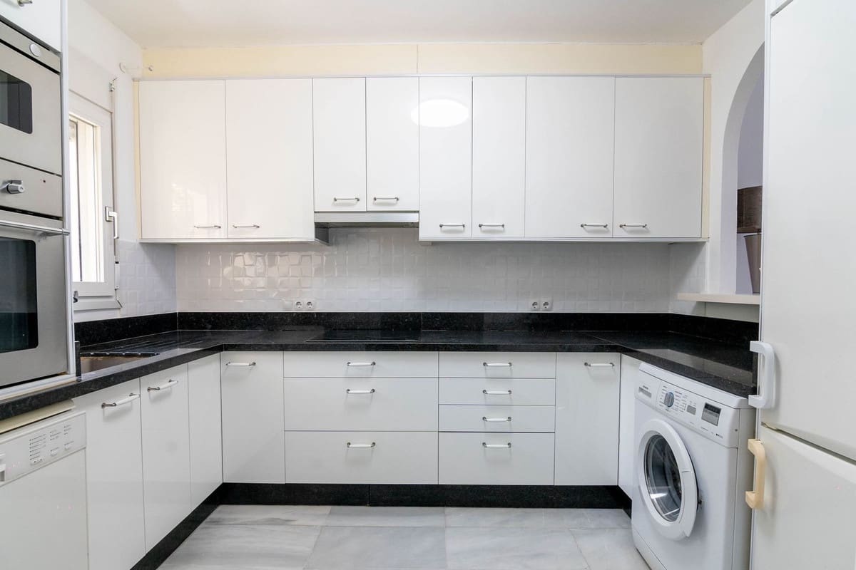 Casa de 4 habitaciones en Estepona en venta con piscina - 895.000 € (Ref: 9480422)