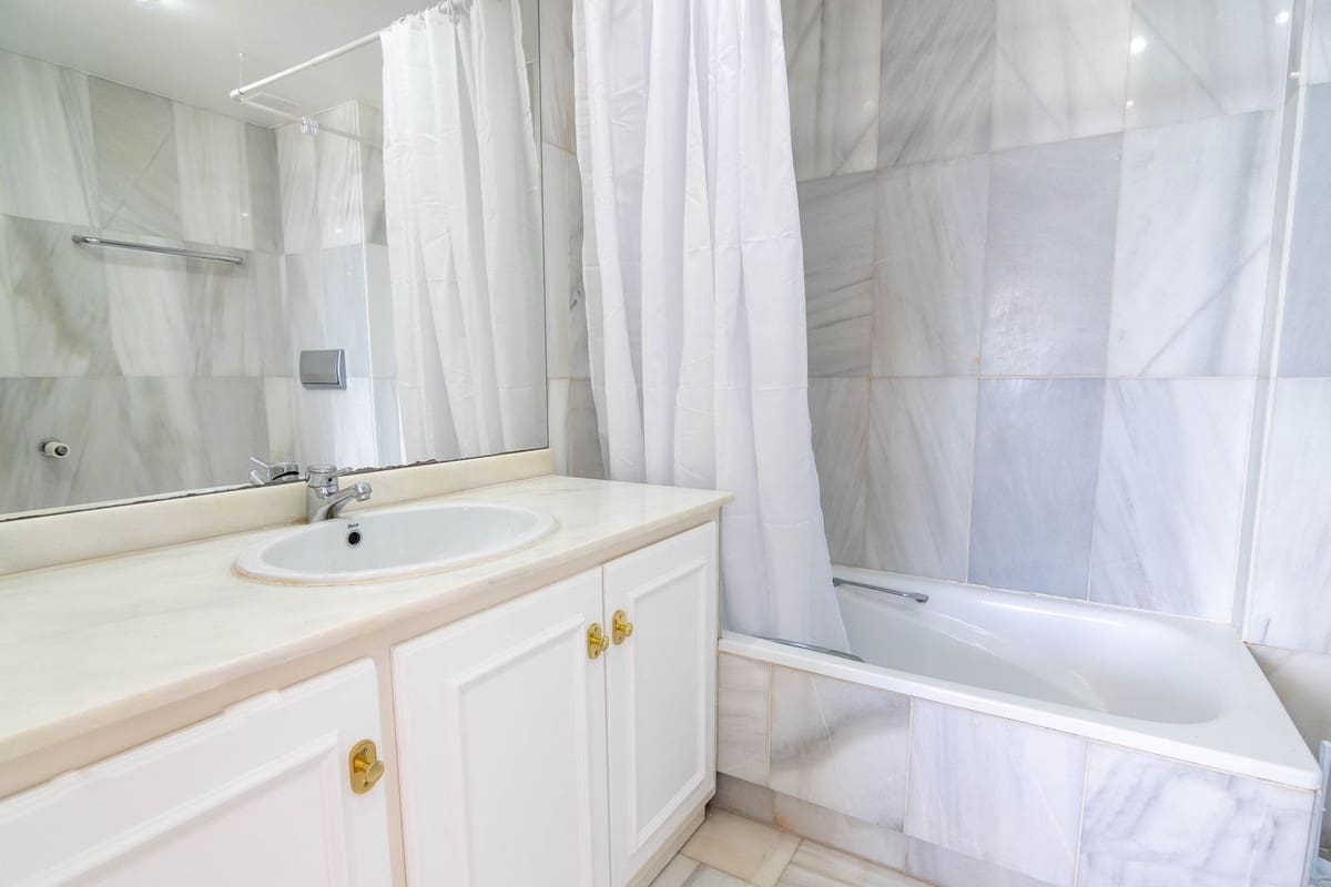 Casa de 4 habitaciones en Estepona en venta con piscina - 895.000 € (Ref: 9480422)