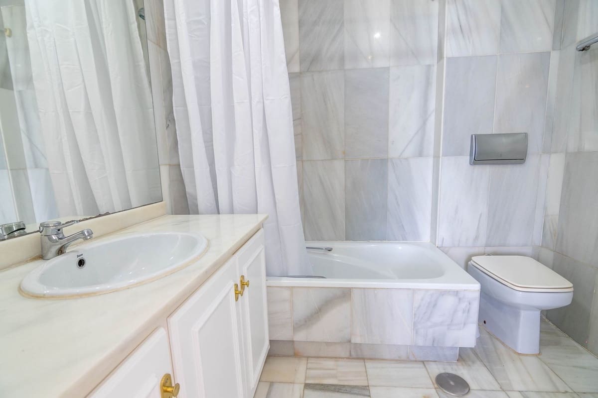 Casa de 4 habitaciones en Estepona en venta con piscina - 895.000 € (Ref: 9480422)