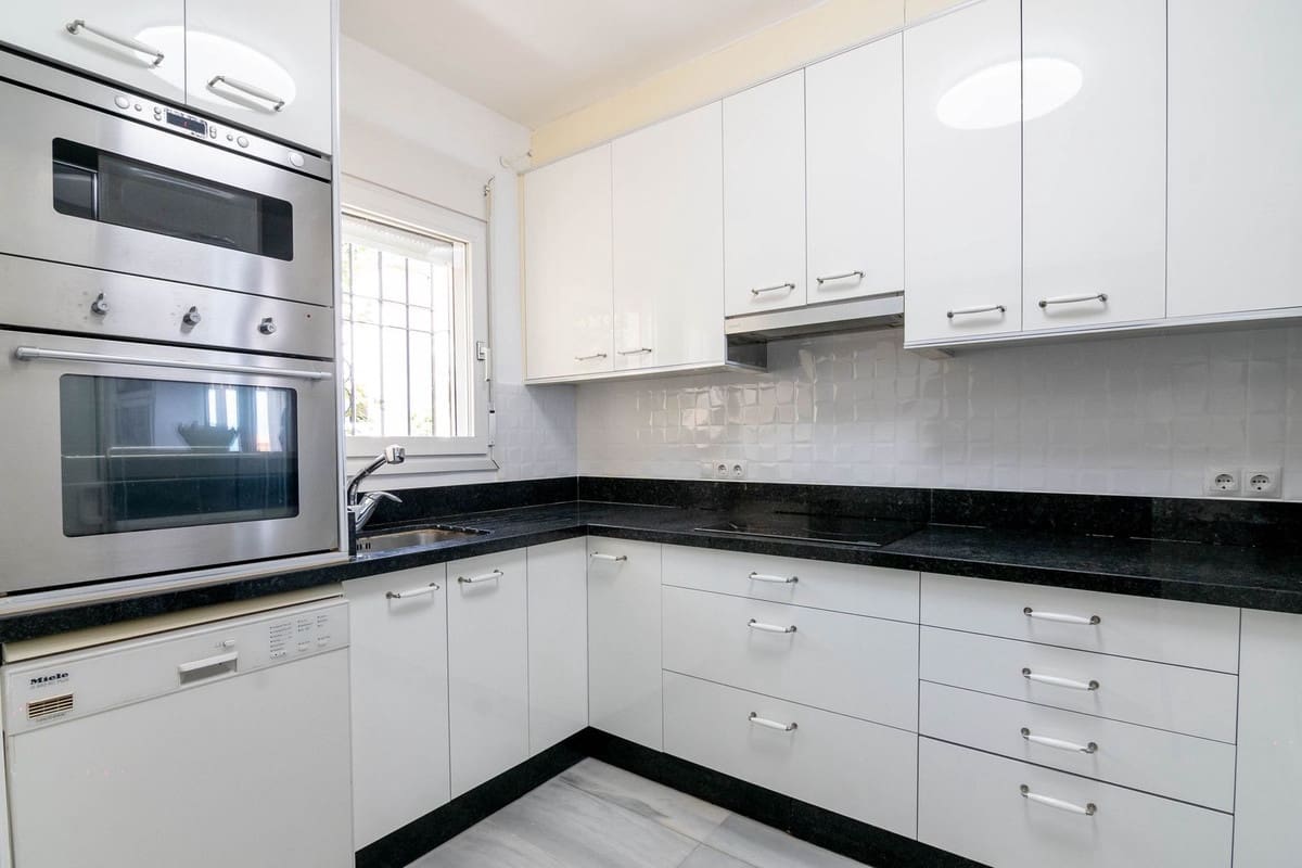4 sypialnia Dom na sprzedaż w Estepona z basenem - 895 000 € (Ref: 9480422)