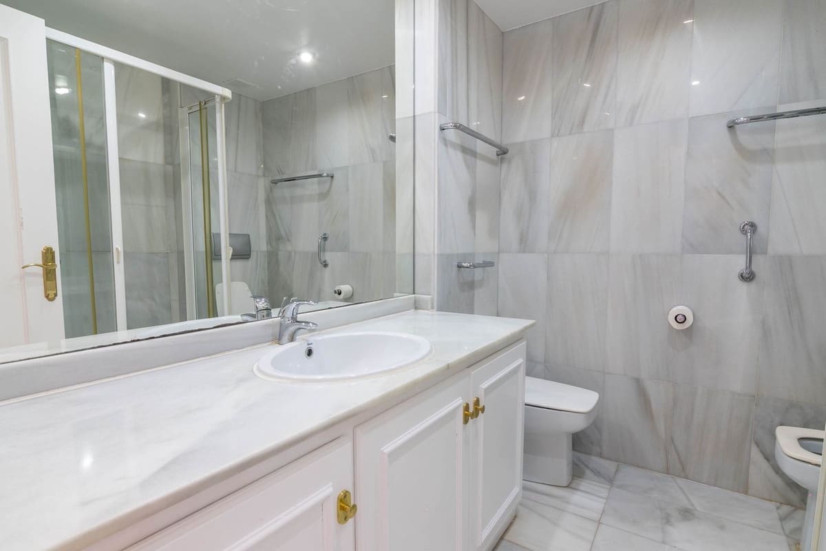 4 sypialnia Dom na sprzedaż w Estepona z basenem - 895 000 € (Ref: 9480422)