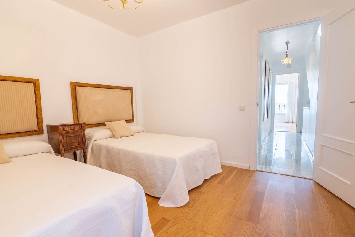 4 sypialnia Dom na sprzedaż w Estepona z basenem - 895 000 € (Ref: 9480422)