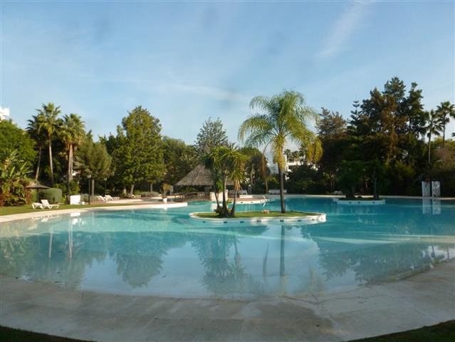 Ático de 4 habitaciones en Guadalmina en venta con piscina - 899.000 € (Ref: 9480424)