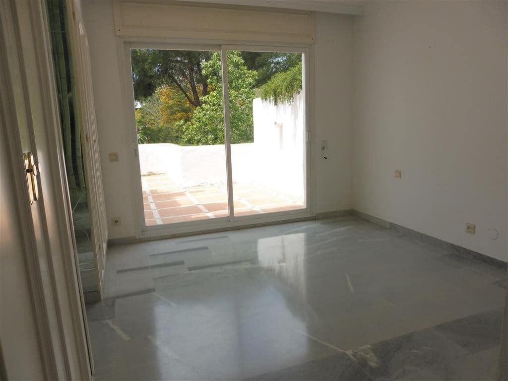 Ático de 4 habitaciones en Guadalmina en venta con piscina - 899.000 € (Ref: 9480424)