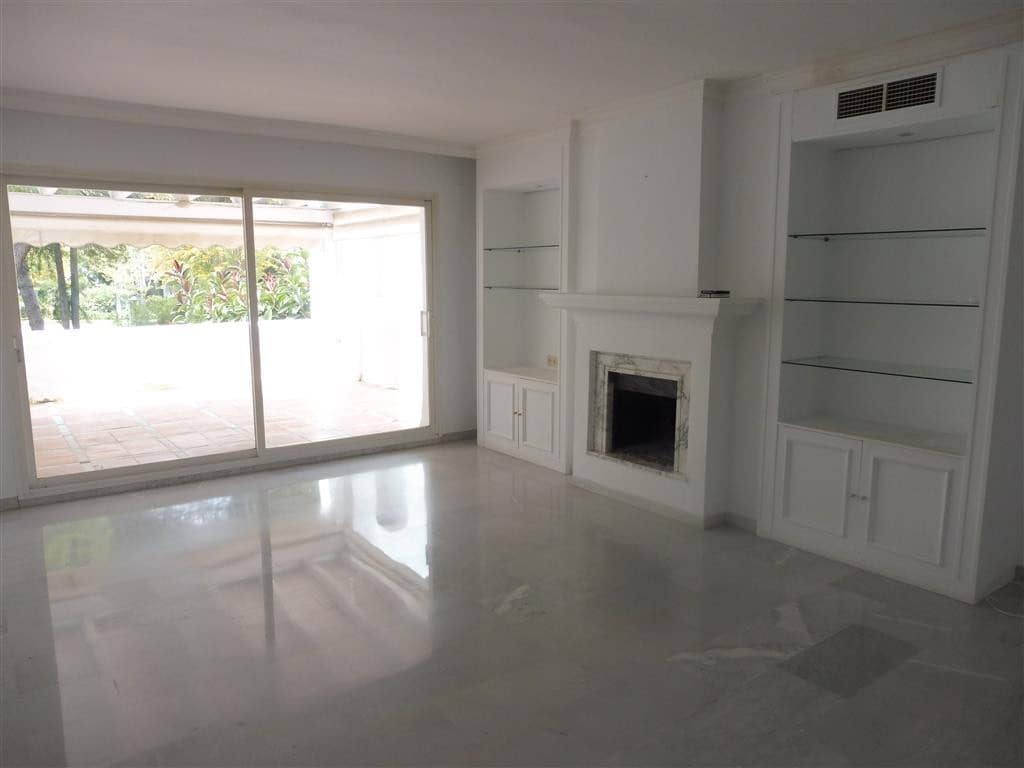 Ático de 4 habitaciones en Guadalmina en venta con piscina - 899.000 € (Ref: 9480424)
