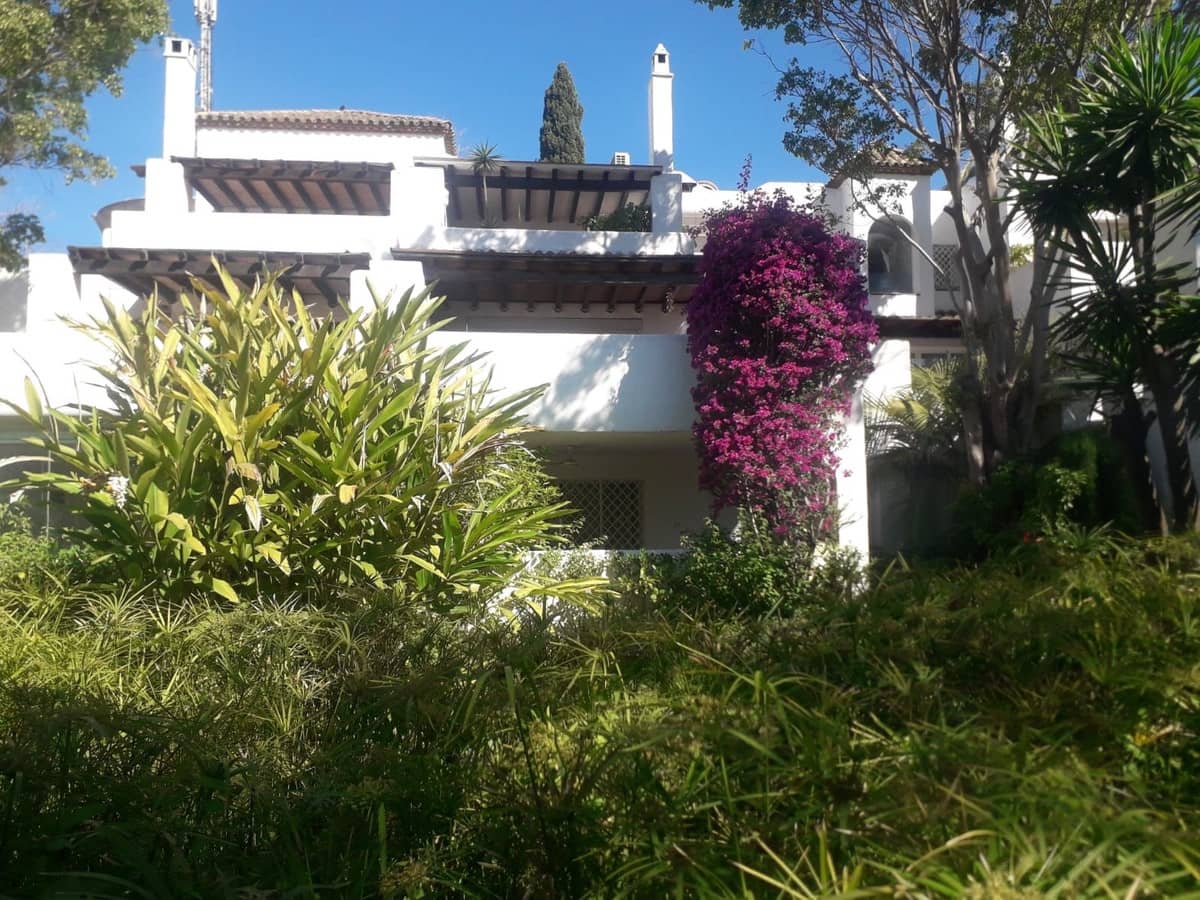 Ático de 4 habitaciones en Guadalmina en venta con piscina - 899.000 € (Ref: 9480424)