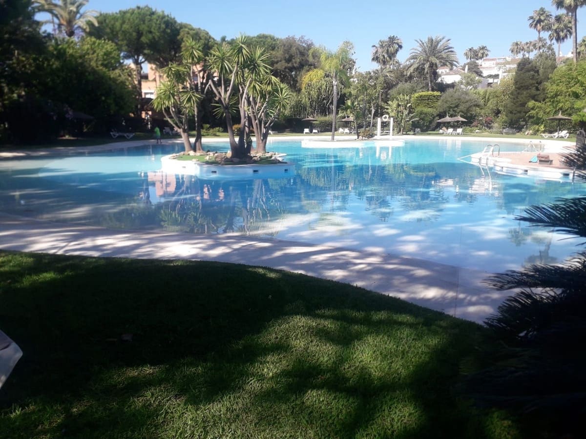 Ático de 4 habitaciones en Guadalmina en venta con piscina - 899.000 € (Ref: 9480424)