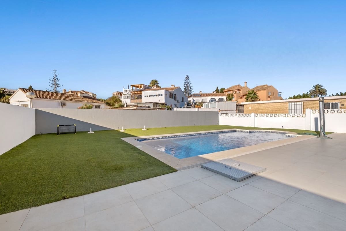 Chalet de 5 habitaciones en El Faro en venta con piscina garaje - 899.000 € (Ref: 9480427)