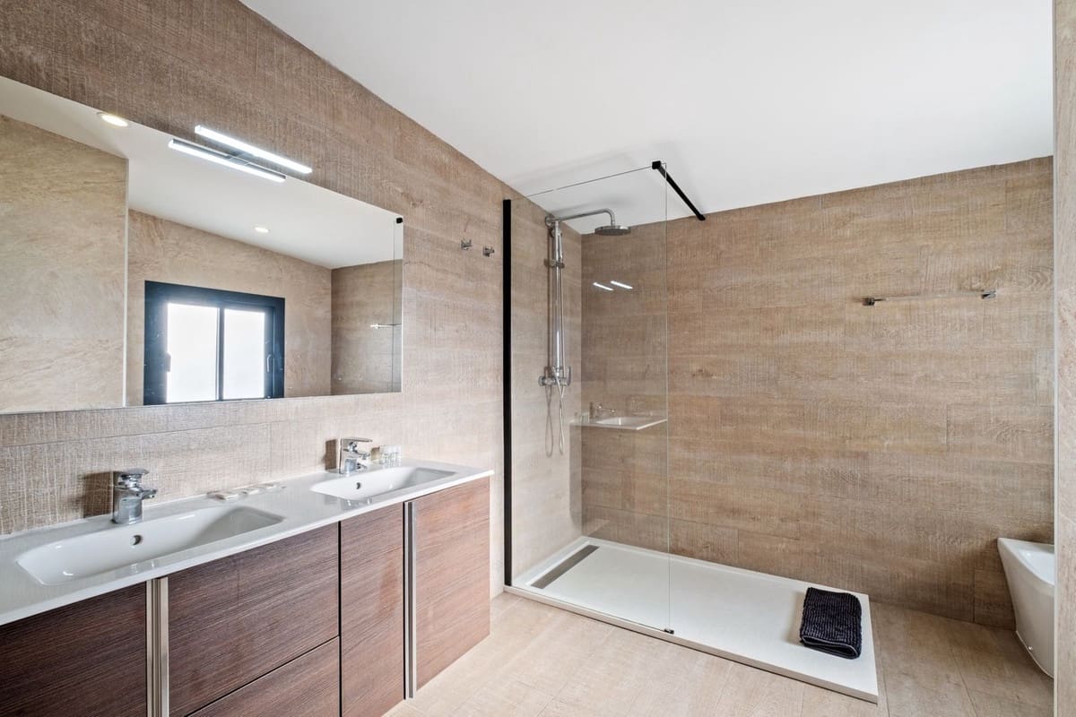 5 makuuhuone Huvila myytävänä paikassa El Faro mukana uima-altaan 
autotalli - 849 999 € (Ref: 9480427)