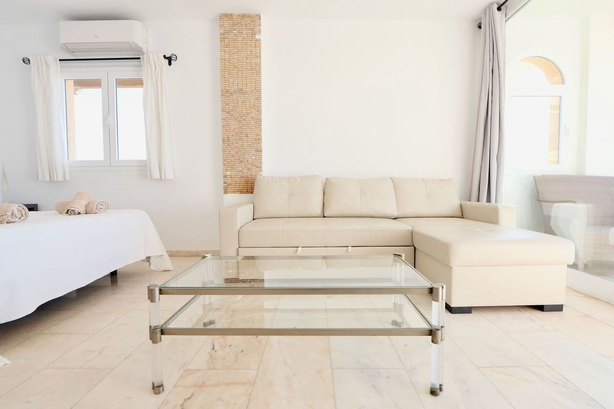 3 soveværelse Strandlejlighed til salg i Cabopino med swimmingpool - € 925.000 (Ref: 9480436)