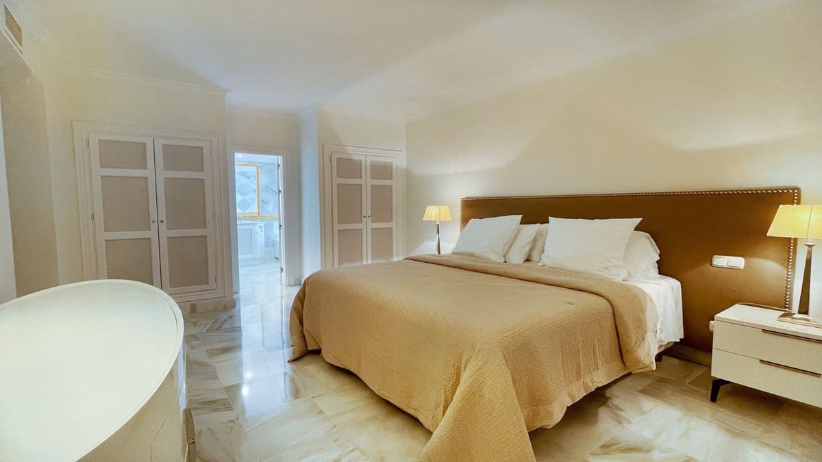 Apartamento de 3 habitaciones en Monte Halcones en venta con piscina - 930.000 € (Ref: 9480442)