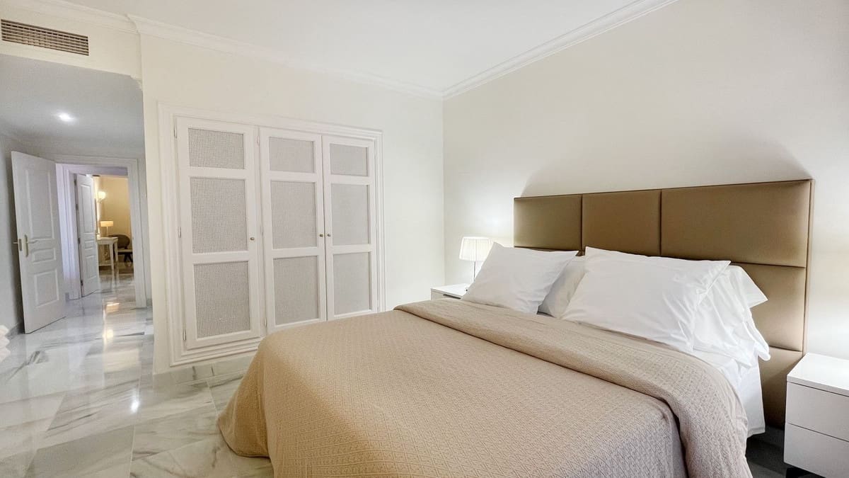 Apartamento de 3 habitaciones en Monte Halcones en venta con piscina - 930.000 € (Ref: 9480442)