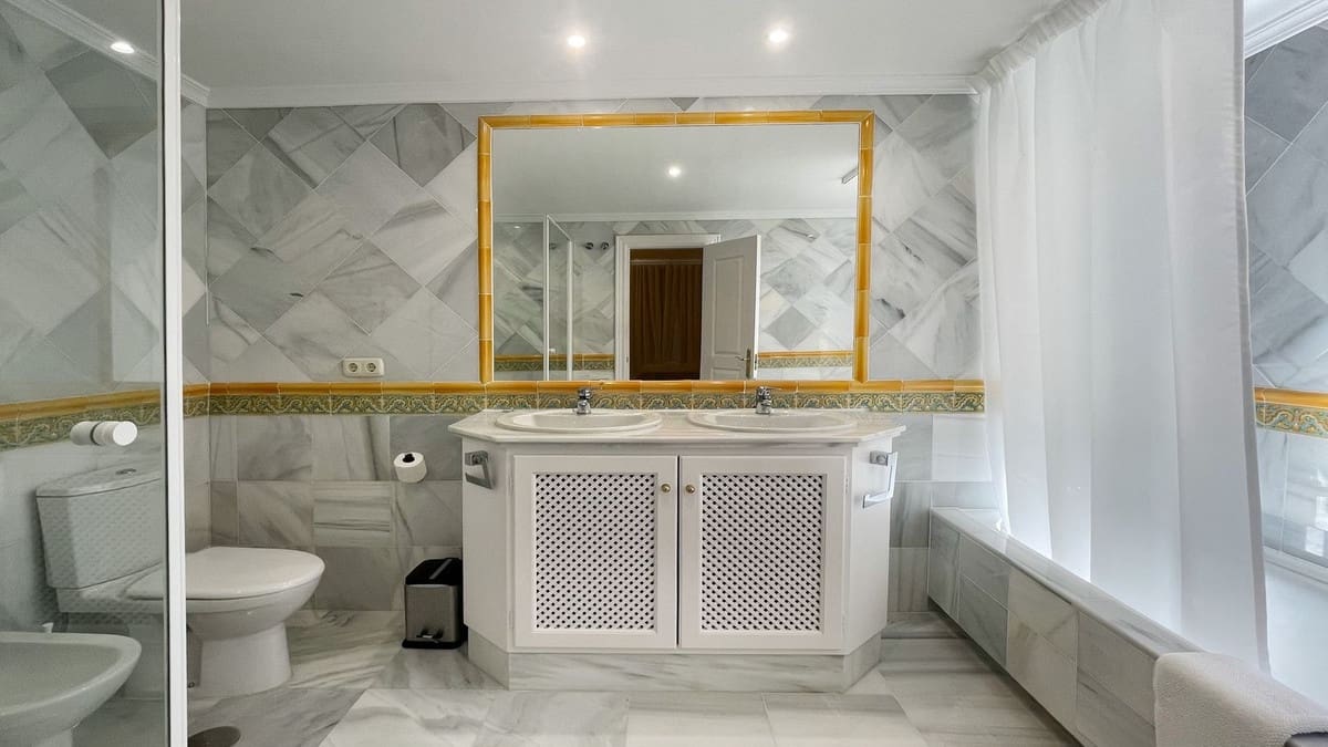 Apartamento de 3 habitaciones en Monte Halcones en venta con piscina - 930.000 € (Ref: 9480442)