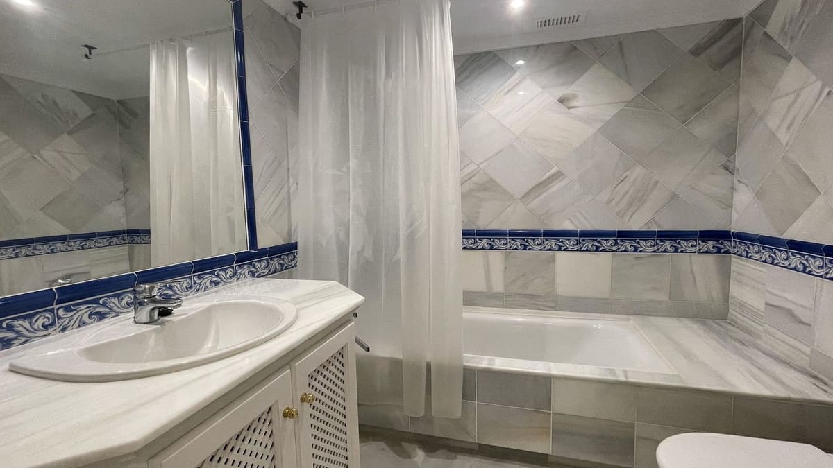 Apartamento de 3 habitaciones en Monte Halcones en venta con piscina - 930.000 € (Ref: 9480442)