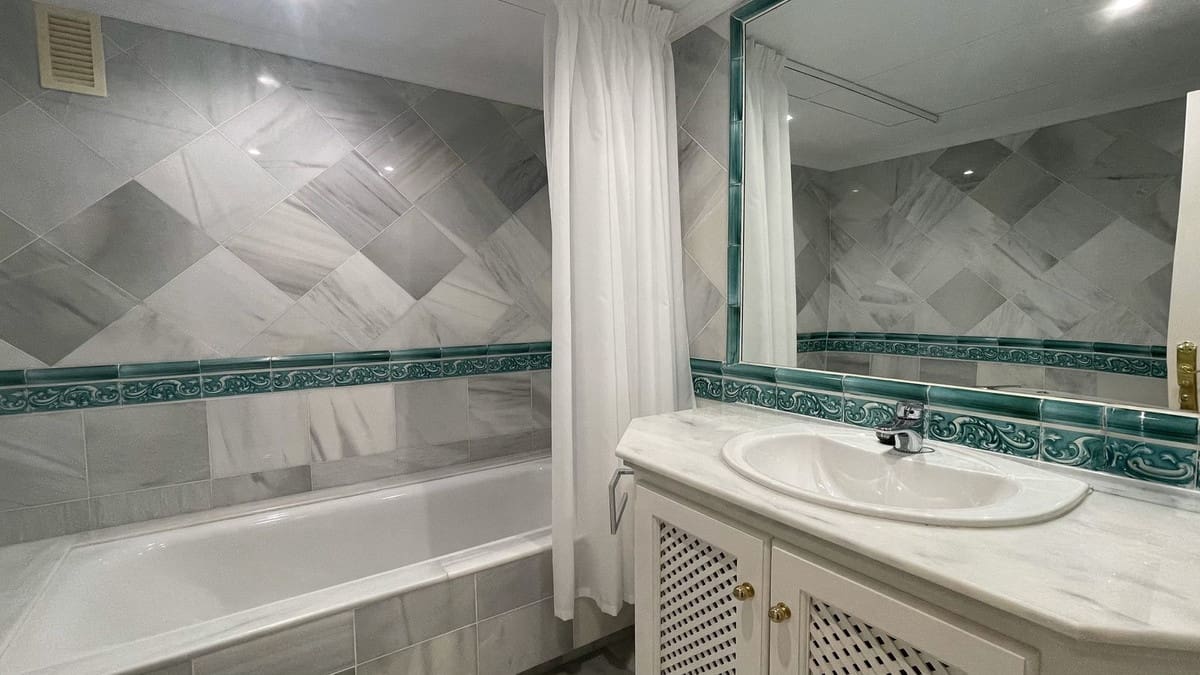 Apartamento de 3 habitaciones en Monte Halcones en venta con piscina - 930.000 € (Ref: 9480442)