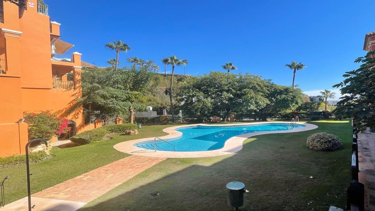 Apartamento de 3 habitaciones en Monte Halcones en venta con piscina - 930.000 € (Ref: 9480442)