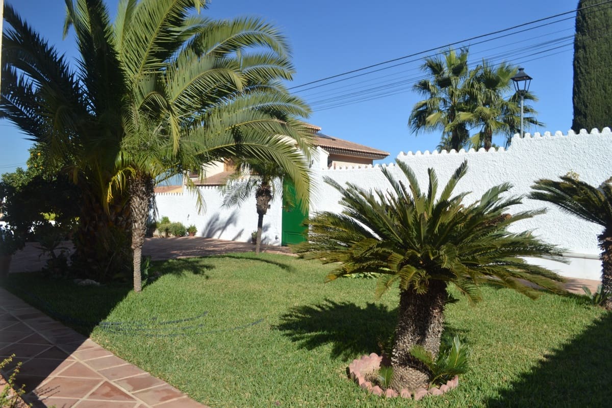 6 bedroom Villa for sale in Alhaurin de la Torre with pool - € 945,000 (Ref: 9480448)