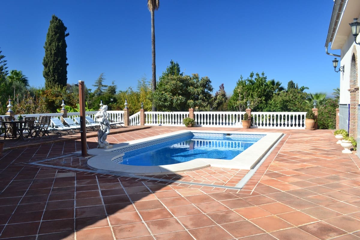 6 Zimmer Villa zu verkaufen in Alhaurin de la Torre mit Pool - 895.000 € (Ref: 9480448)