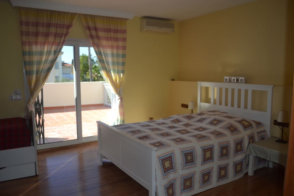 6 Zimmer Villa zu verkaufen in Alhaurin de la Torre mit Pool - 895.000 € (Ref: 9480448)