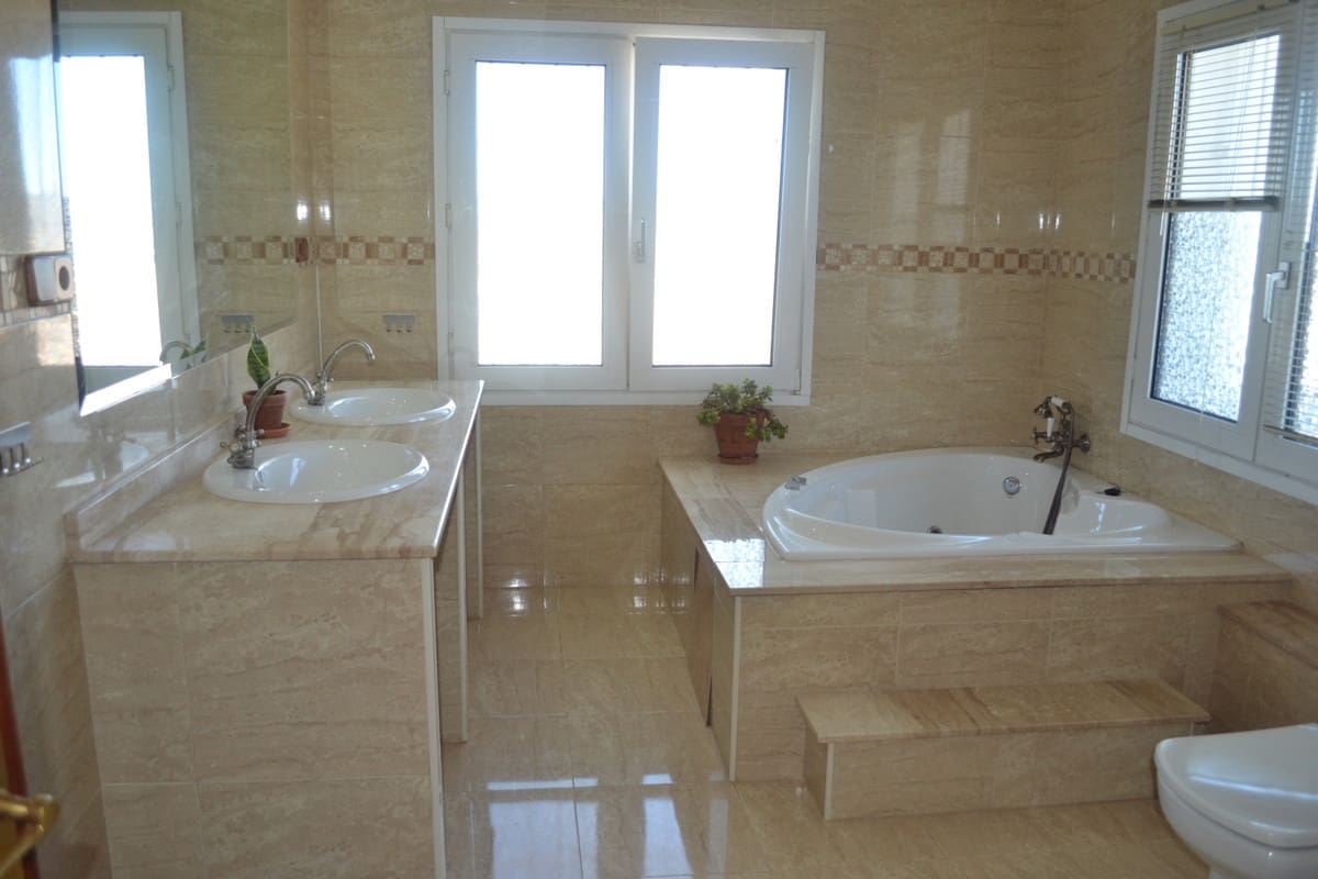 6 Zimmer Villa zu verkaufen in Alhaurin de la Torre mit Pool - 895.000 € (Ref: 9480448)