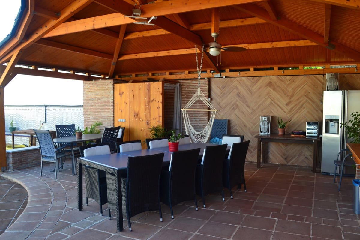 6 Zimmer Villa zu verkaufen in Alhaurin de la Torre mit Pool - 895.000 € (Ref: 9480448)