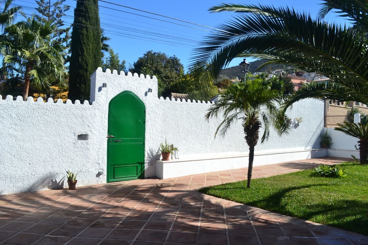 6 bedroom Villa for sale in Alhaurin de la Torre with pool - € 895,000 (Ref: 9480448)