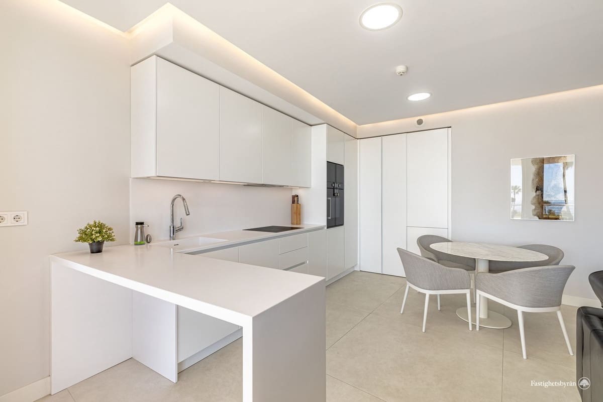 Apartamento de 2 habitaciones en Estepona en venta con piscina garaje - 948.000 € (Ref: 9480449)