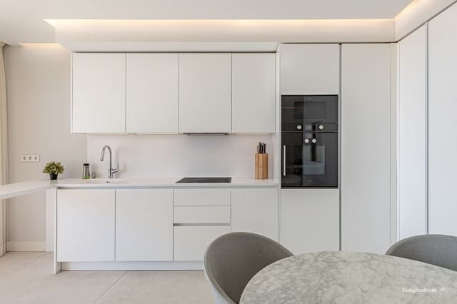 Apartamento de 2 habitaciones en Centro, Estepona en venta con piscina garaje - 948.000 € (Ref: 9480449)