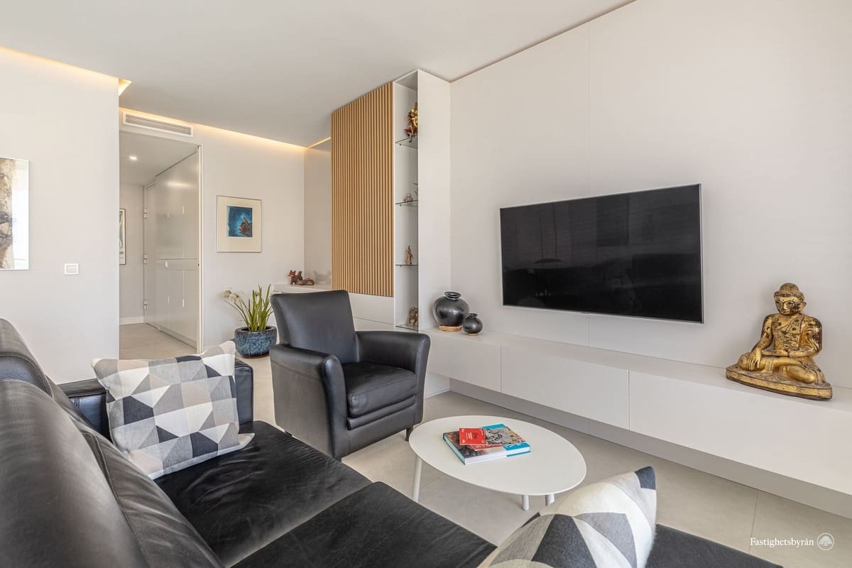 Apartamento de 2 habitaciones en Estepona en venta con piscina garaje - 948.000 € (Ref: 9480449)