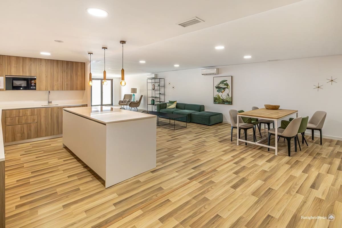 Apartamento de 2 habitaciones en Estepona en venta con piscina garaje - 948.000 € (Ref: 9480449)