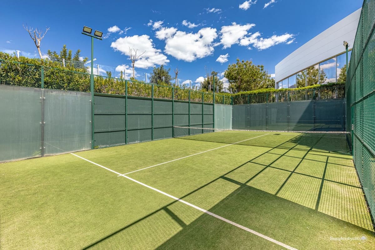 Apartamento de 2 habitaciones en Estepona en venta con piscina garaje - 948.000 € (Ref: 9480449)