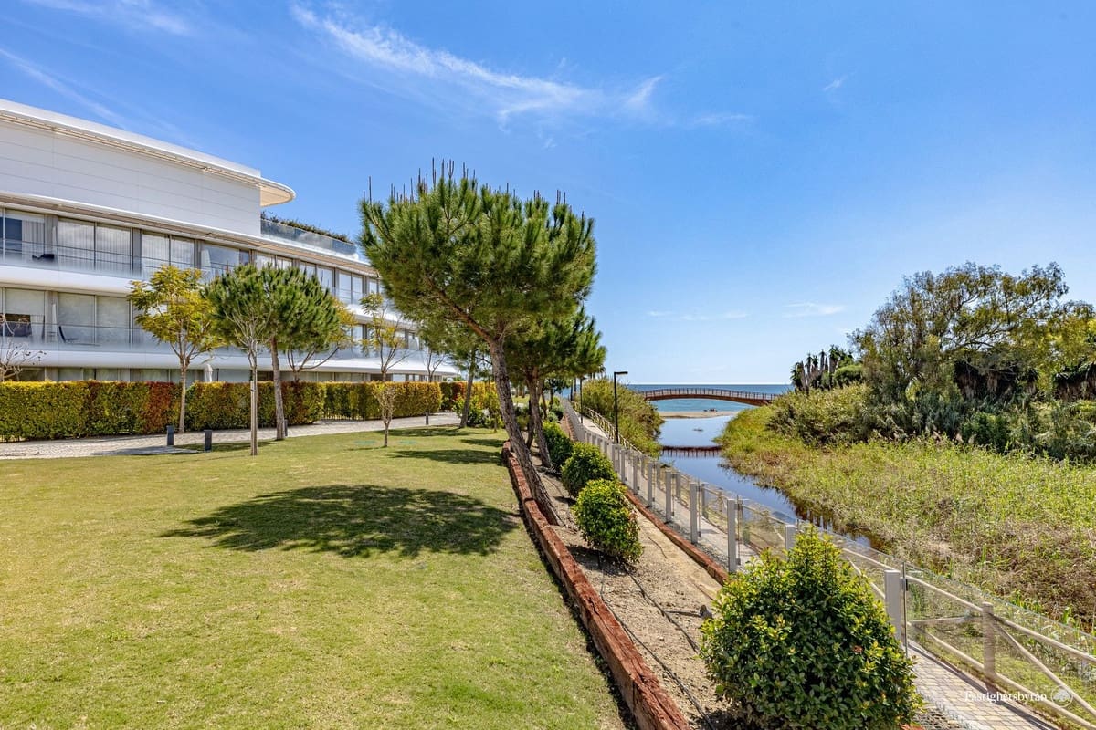 Apartamento de 2 habitaciones en Estepona en venta con piscina garaje - 948.000 € (Ref: 9480449)