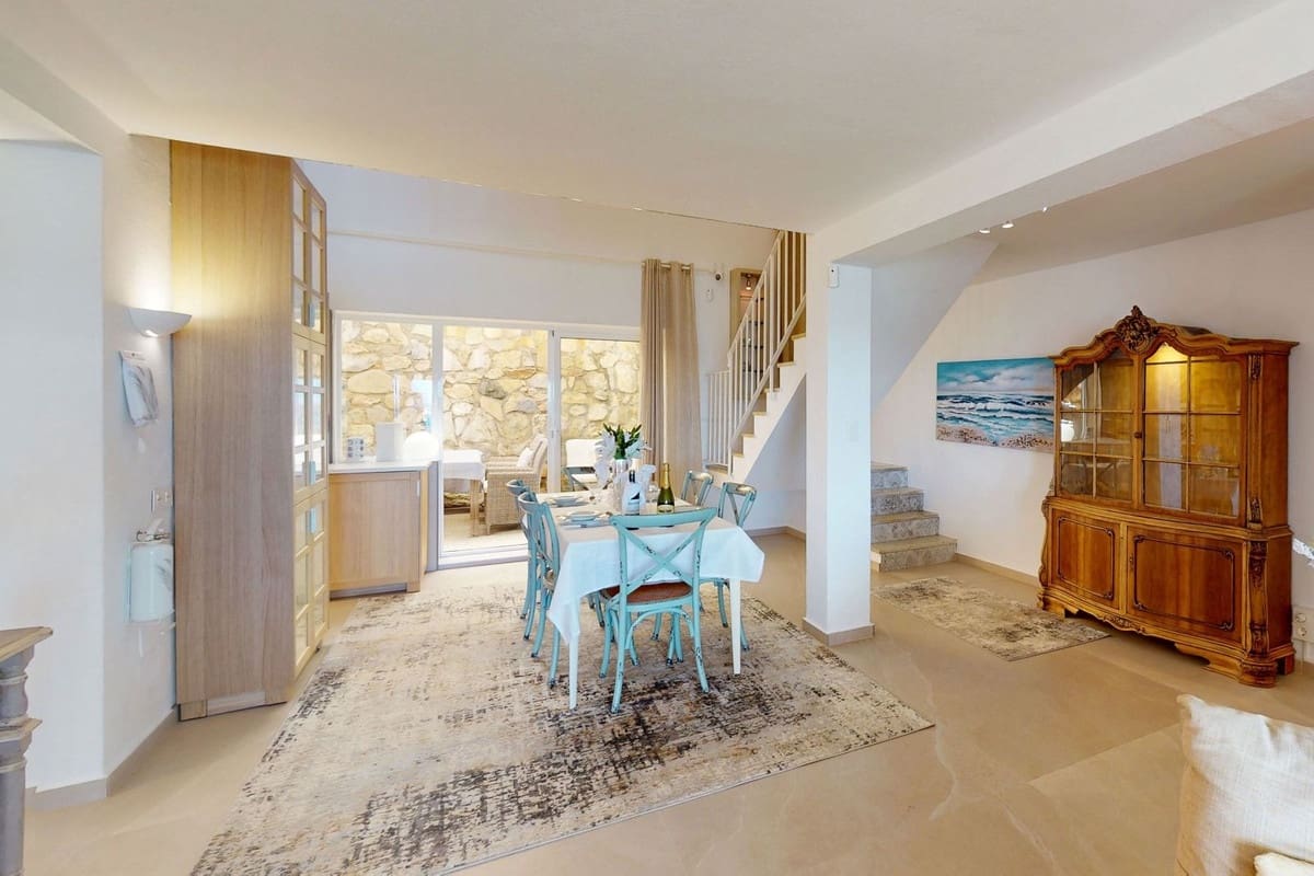 Apartamento de 4 habitaciones en Estepona en venta con piscina - 949.000 € (Ref: 9480452)