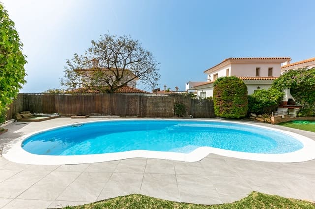 4 soveværelse Semi-Rækkehus til salg i Centro ciudad, Fuengirola med swimmingpool garage - € 949.000 (Ref: 9480453)