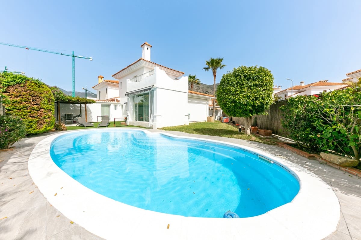 4 soveværelse Semi-Rækkehus til salg i Fuengirola med swimmingpool garage - € 949.000 (Ref: 9480453)