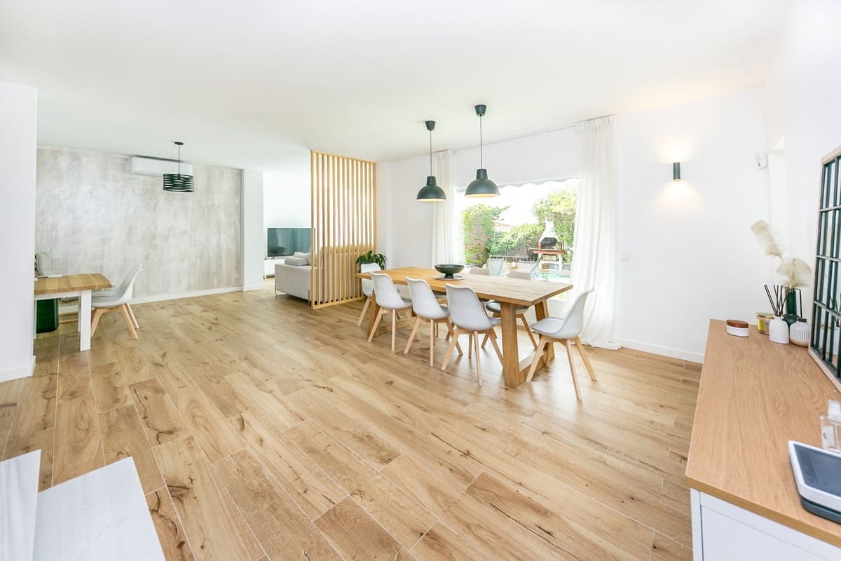 4 soveværelse Semi-Rækkehus til salg i Fuengirola med swimmingpool garage - € 949.000 (Ref: 9480453)