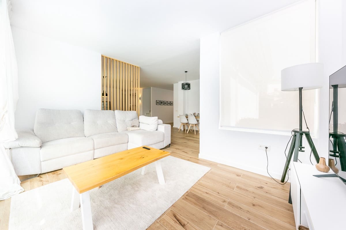 4 soveværelse Semi-Rækkehus til salg i Fuengirola med swimmingpool garage - € 949.000 (Ref: 9480453)