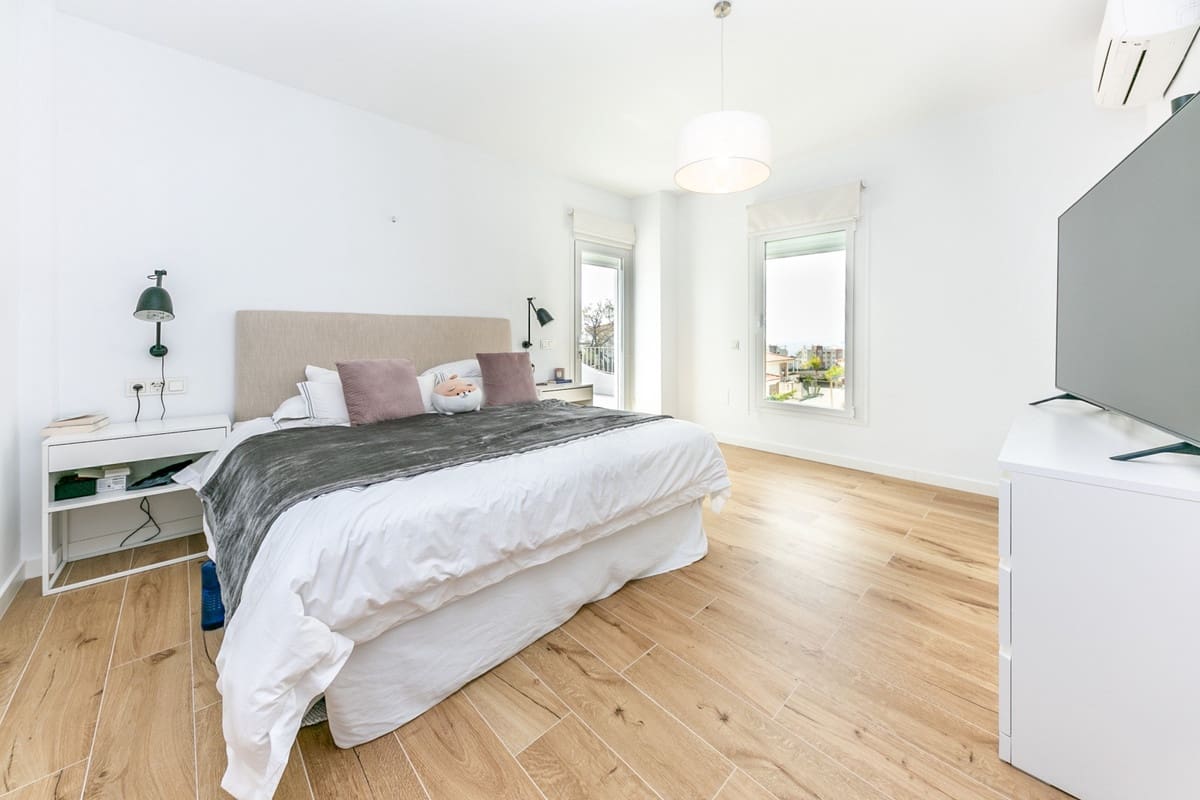 4 soveværelse Semi-Rækkehus til salg i Fuengirola med swimmingpool garage - € 949.000 (Ref: 9480453)