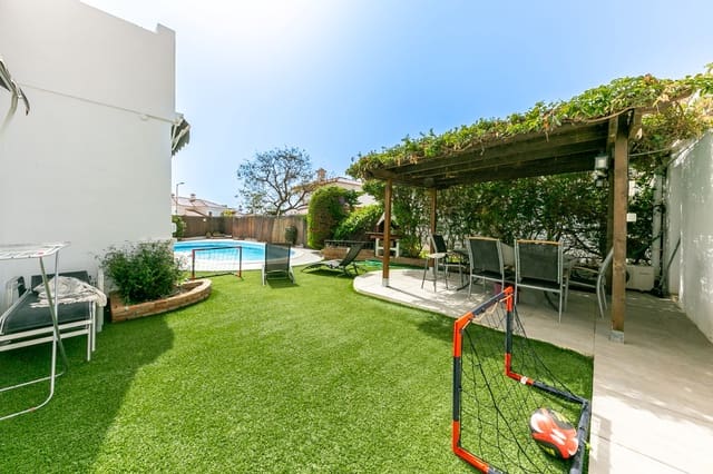 4 soveværelse Semi-Rækkehus til salg i Centro ciudad, Fuengirola med swimmingpool garage - € 949.000 (Ref: 9480453)