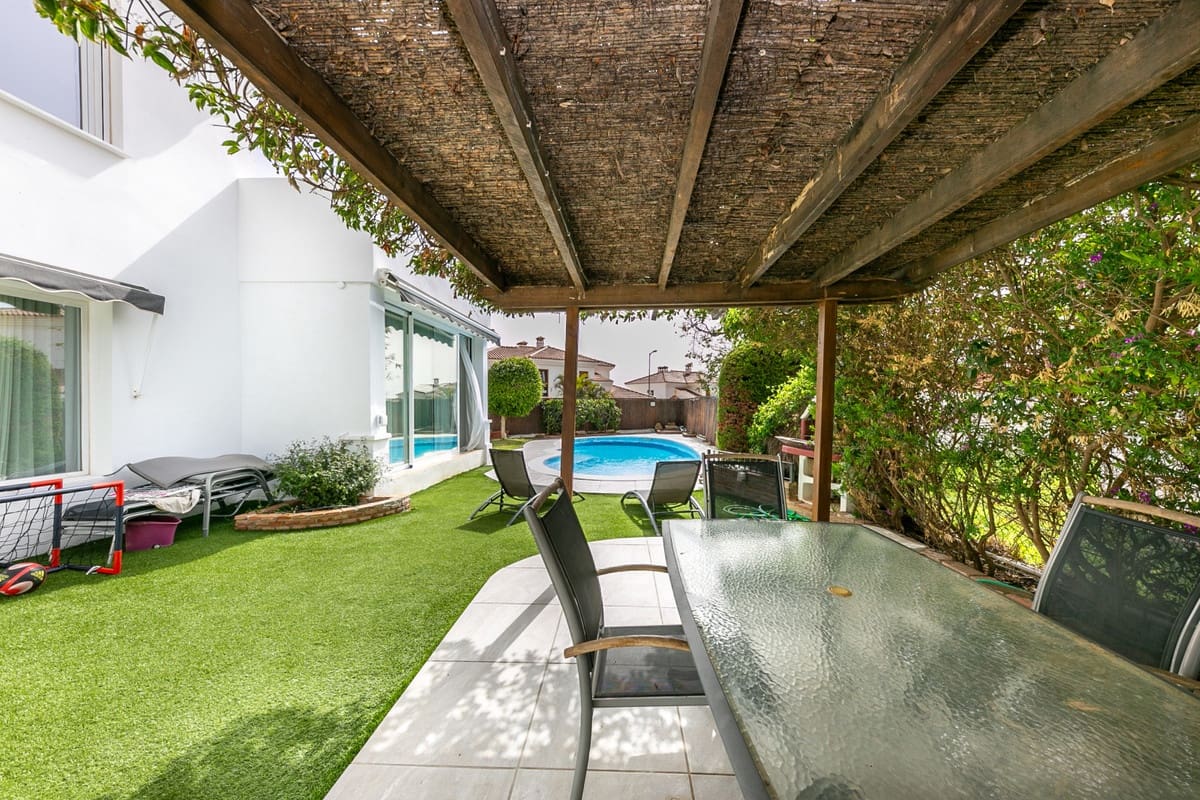 4 soveværelse Semi-Rækkehus til salg i Fuengirola med swimmingpool garage - € 949.000 (Ref: 9480453)