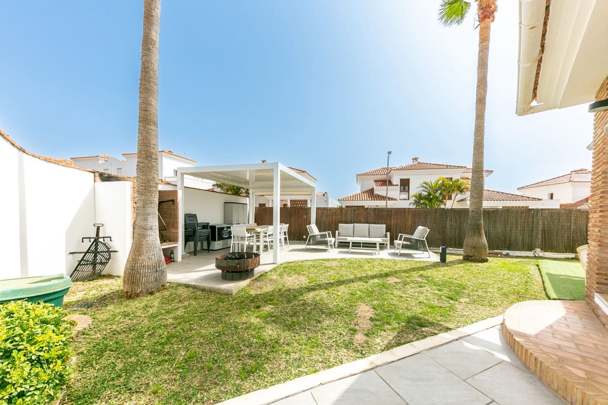 4 soveværelse Semi-Rækkehus til salg i Fuengirola med swimmingpool garage - € 949.000 (Ref: 9480453)