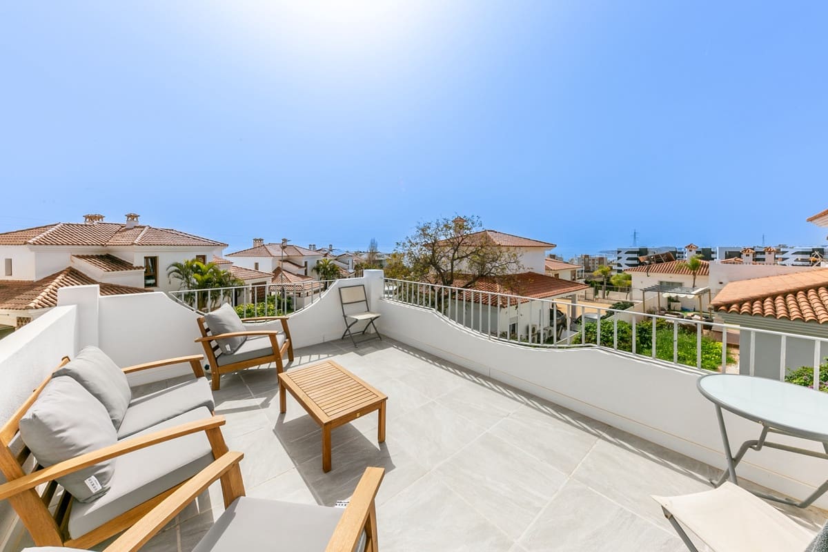4 soveværelse Semi-Rækkehus til salg i Fuengirola med swimmingpool garage - € 949.000 (Ref: 9480453)