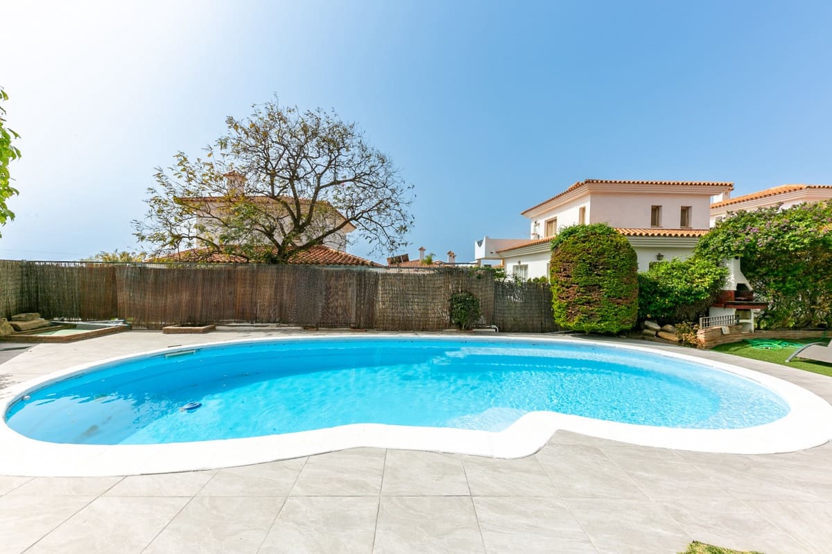 4 soveværelse Semi-Rækkehus til salg i Fuengirola med swimmingpool garage - € 949.000 (Ref: 9480453)