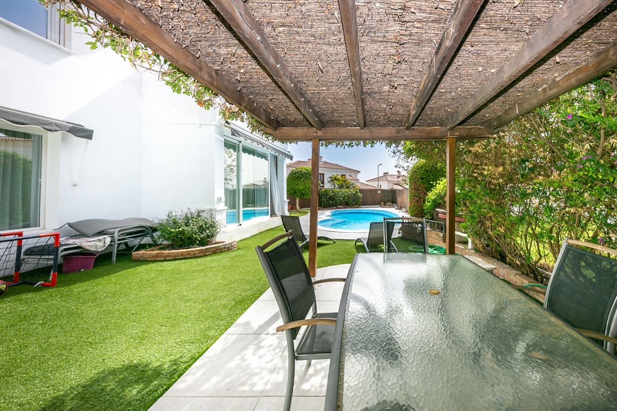 4 soveværelse Semi-Rækkehus til salg i Fuengirola med swimmingpool garage - € 949.000 (Ref: 9480453)