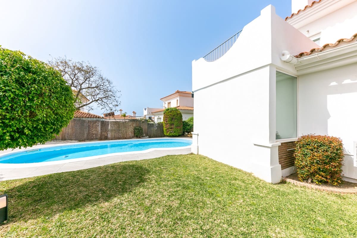 4 soveværelse Semi-Rækkehus til salg i Fuengirola med swimmingpool garage - € 949.000 (Ref: 9480453)
