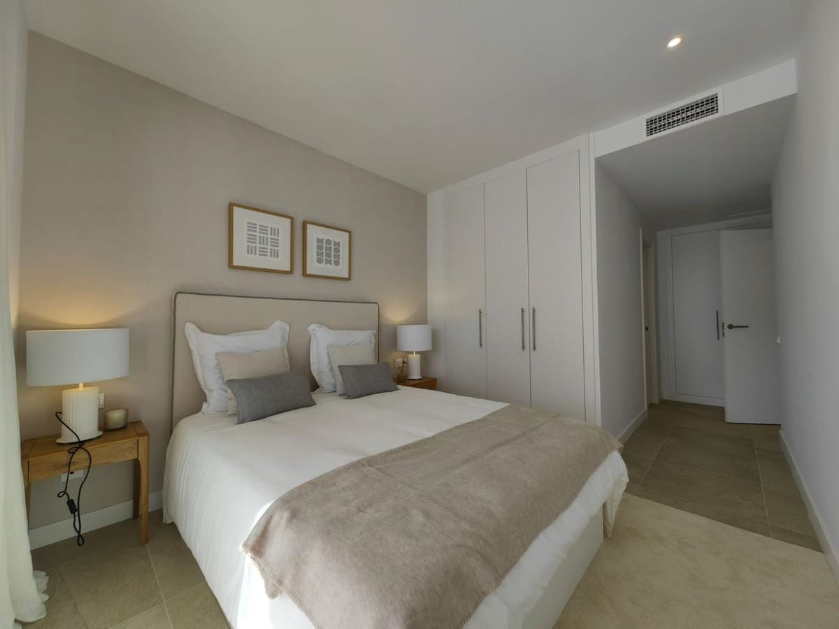 4 bedroom Apartment for sale in Estepona with pool - € 950,000 (Ref: 9480454)