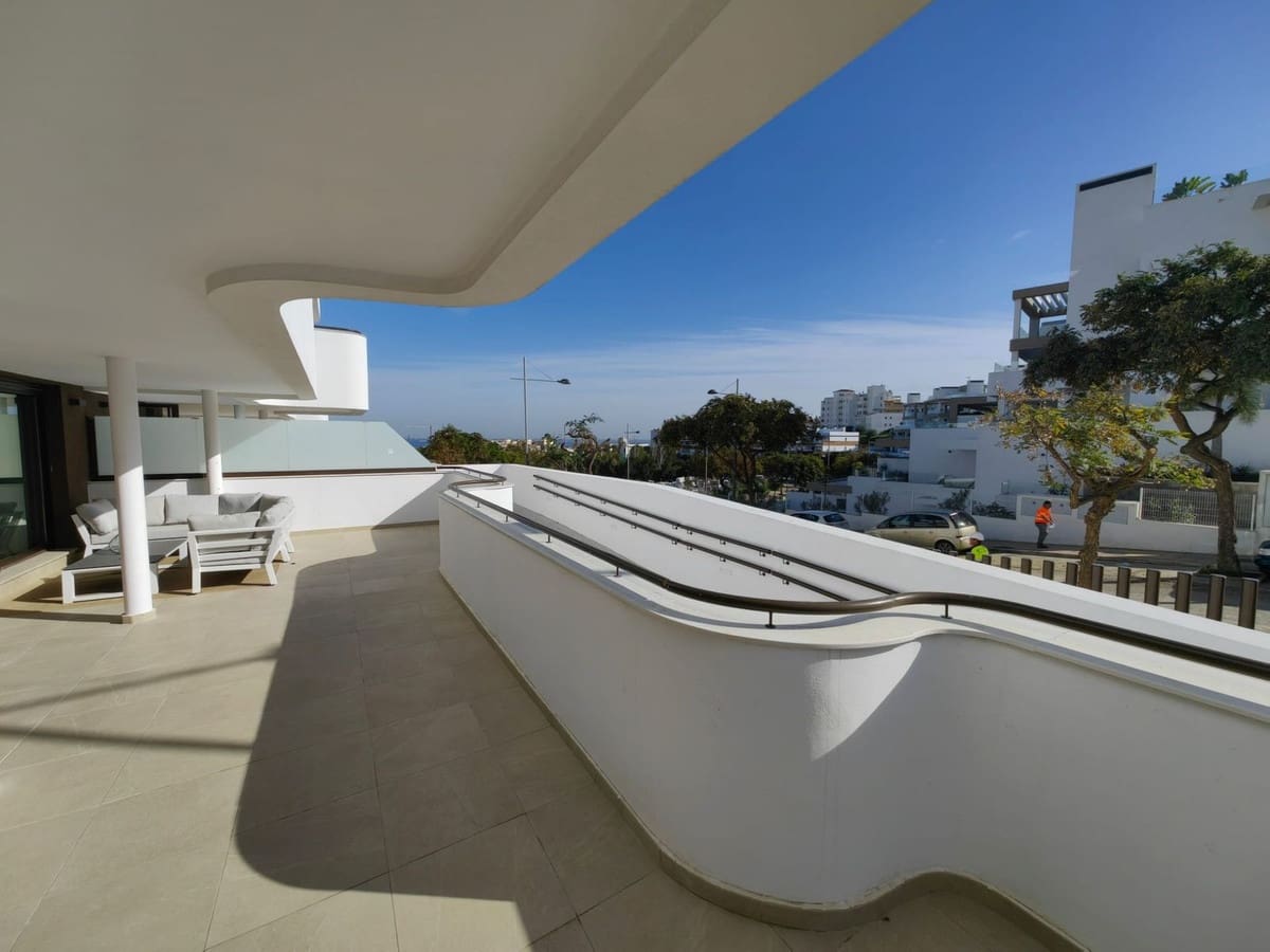 4 bedroom Apartment for sale in Estepona with pool - € 950,000 (Ref: 9480454)