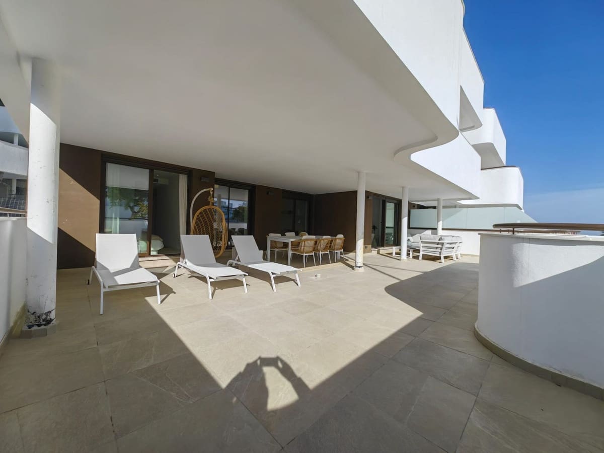 4 bedroom Apartment for sale in Estepona with pool - € 950,000 (Ref: 9480454)