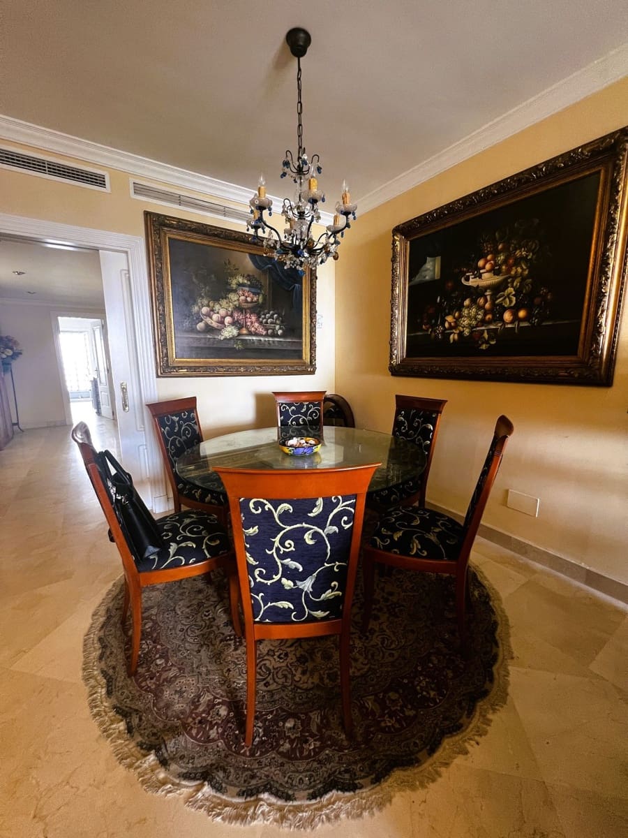 2 bedroom Apartment for sale in Puerto Banus with pool - € 950,000 (Ref: 9480455)