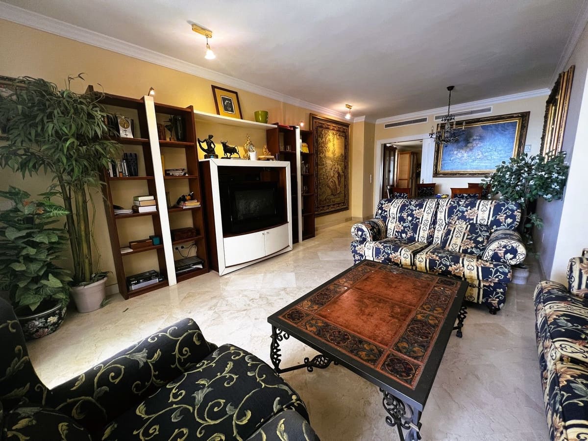 2 bedroom Apartment for sale in Puerto Banus with pool - € 950,000 (Ref: 9480455)